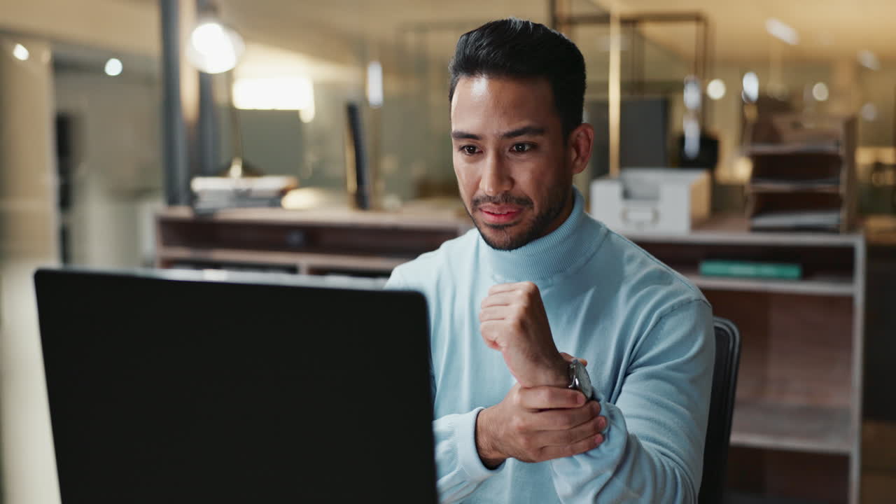 hombre de negocios trabajando hasta tarde en la oficina
