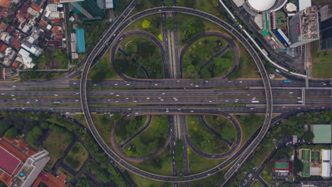 Vista-Aérea-De-Pájaro-Vista-De-Arriba-Hacia-Abajo-Vista-De-Lapso-De-Tiempo-De-Movimiento-De-Hiperlapso-De-Una-Gran-Rotonda-De-Varios-Carriles-Con-Mucho-Tráfico-En-Yakarta,-Lapso-De-Tiempo-De-Movimiento-De-Hiperlapso