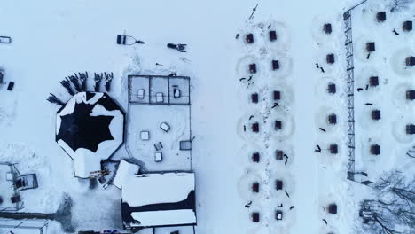 vista superior de casas para perros con perros en el hotel de nieve kirkenes noruega