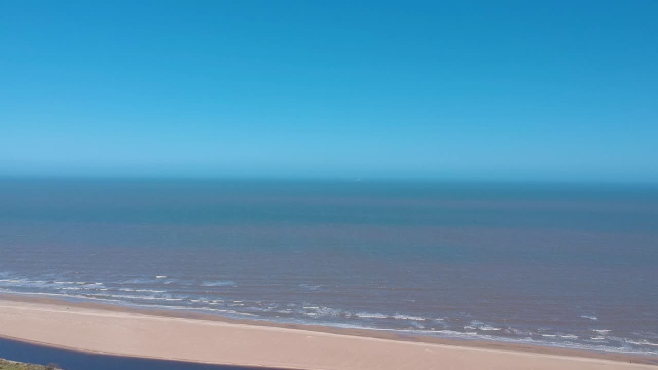 깊고 푸른 바다 해변의 드론 영상