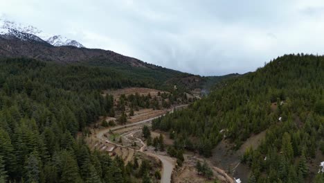 Dschungelansicht,-Die-Drohne-Fliegt-über-Eine-Landschaft-Mit-Dichten,-Grünen,-Waldbedeckten-Bergen,-Luftaufnahme-Von-üppigen-Grünen-Waldbergen,-Dschungelansicht