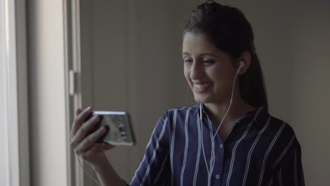 chica hermosa feliz usando un teléfono inteligente para una videollamada