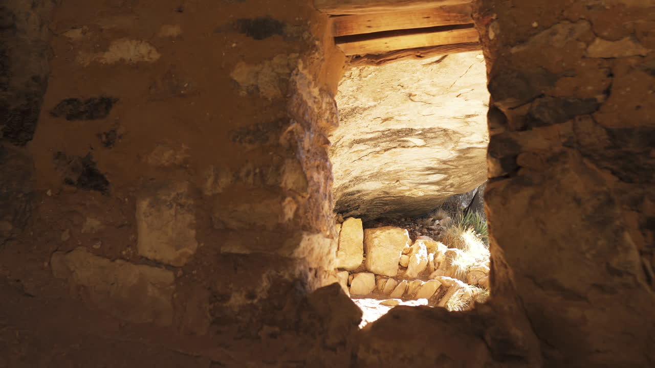 vista interior de la ventana de la habitación en la vivienda del acantilado en walnut canyon