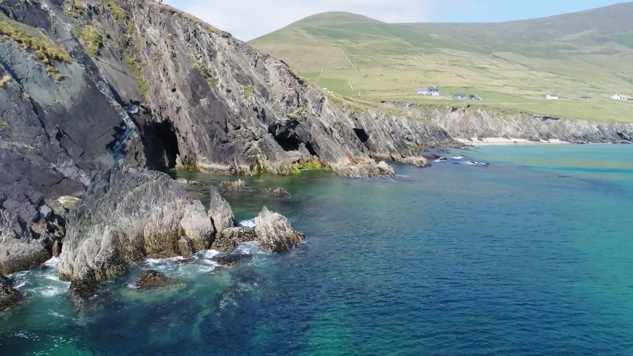 Ripresa con drone del terreno costiero frastagliato della penisola di Dingle, vicino a Dingle Point, in Irlanda