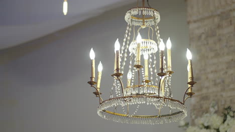 hermoso candelabro de aspecto vintage con modernas bombillas led