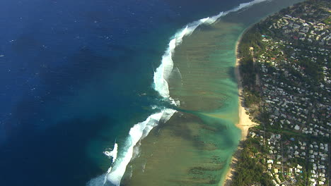 Pasar-A-La-Laguna-Junto-A-Una-Ciudad-Costera-En-La-Isla