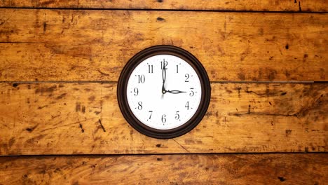 un reloj redondo montado en el lado. timelapse 4k