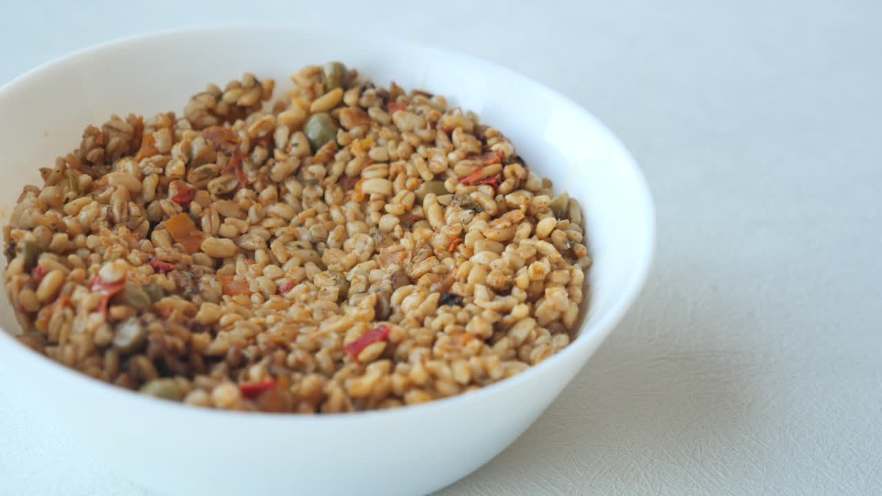 plato de grano mezclado en un cuenco blanco