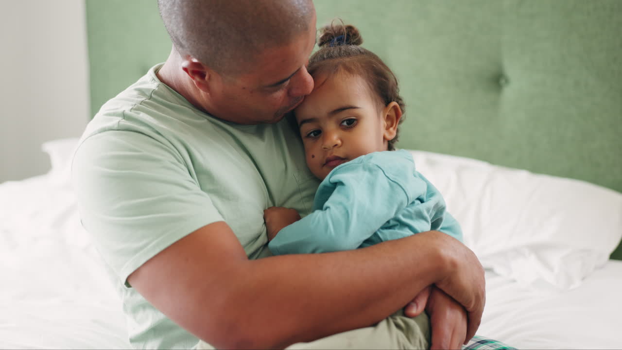 abrazo, beso y un padre con un niño en el dormitorio