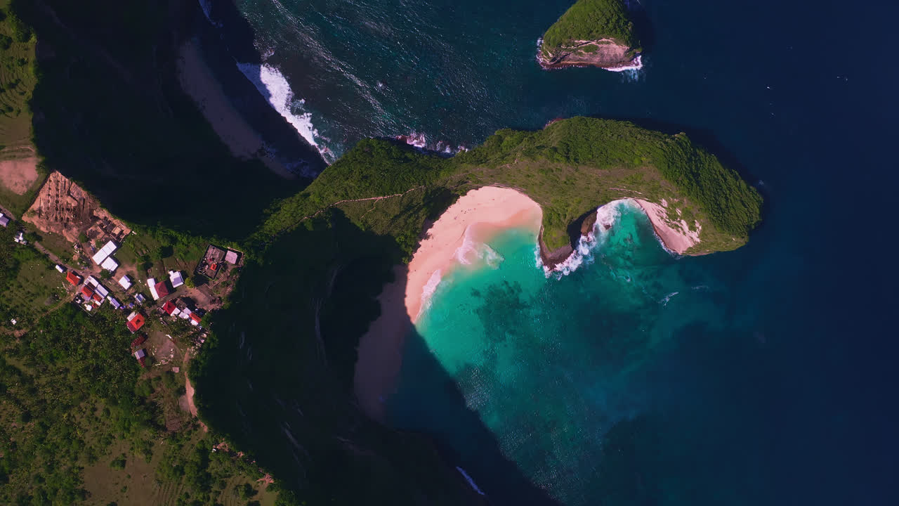 las olas del mar bañan la playa tropical de kelingking t-rex en nusa penida