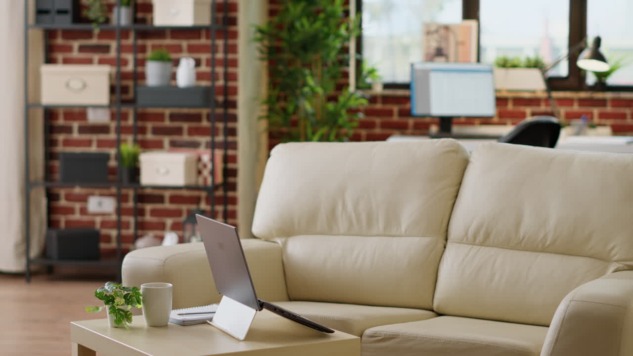 집에서 노트북에서 일하는 여자