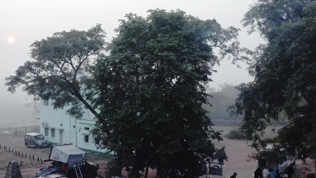 인도 마디아프라데시 주 쿠노 국립공원의 캠핑장에서 드론 영상