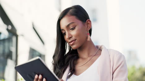 Mujer-De-Negocios,-Tableta-Y-Desplazamiento-En-La-Ciudad