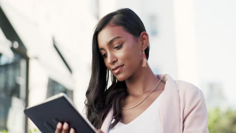 mujer de negocios, tableta y desplazamiento en la ciudad