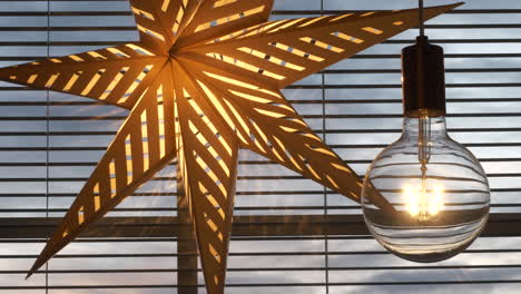 primer plano de adornos navideños en la ventana, nubes de tormenta en segundo plano.