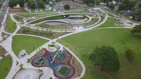 hermosa mañana verde sobrevuelo de rodney cook sr park en el centro de atlanta, georgia