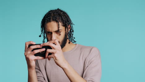 man in rolstoel die videogames speelt op mobiele telefoon, overwinning viert, studio