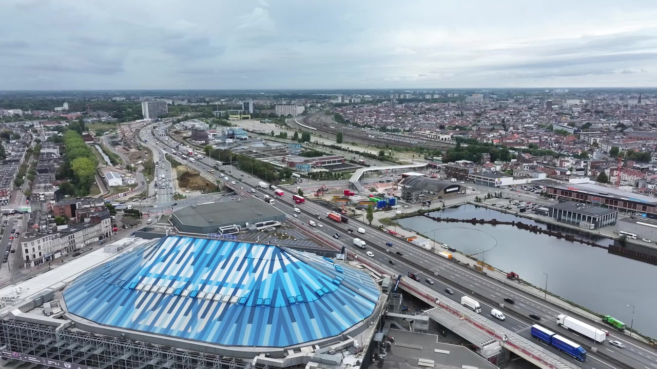 Roterende droneoptagelser med Antwerpen Ring, AFAS Dome, Lotto Arena og byens skyline, der viser urban infrastruktur og byliv fra oven.