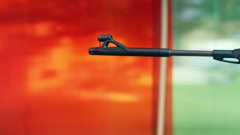 en primer plano alguien dispara un disparo de una pistola neumática