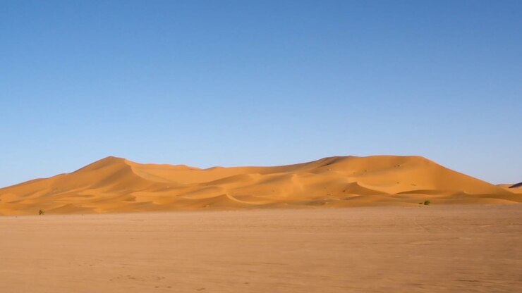 De hoge zandduinen van de Sahara in Merzouga, Erg Chebbi, Marokko-1