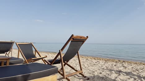 Sonnenliege-Auf-Dem-Sauberen,-Mit-Der-Blauen-Flagge-Ausgezeichneten-Strandclub-Der-Halbinsel-Chalkidiki,-Griechenland