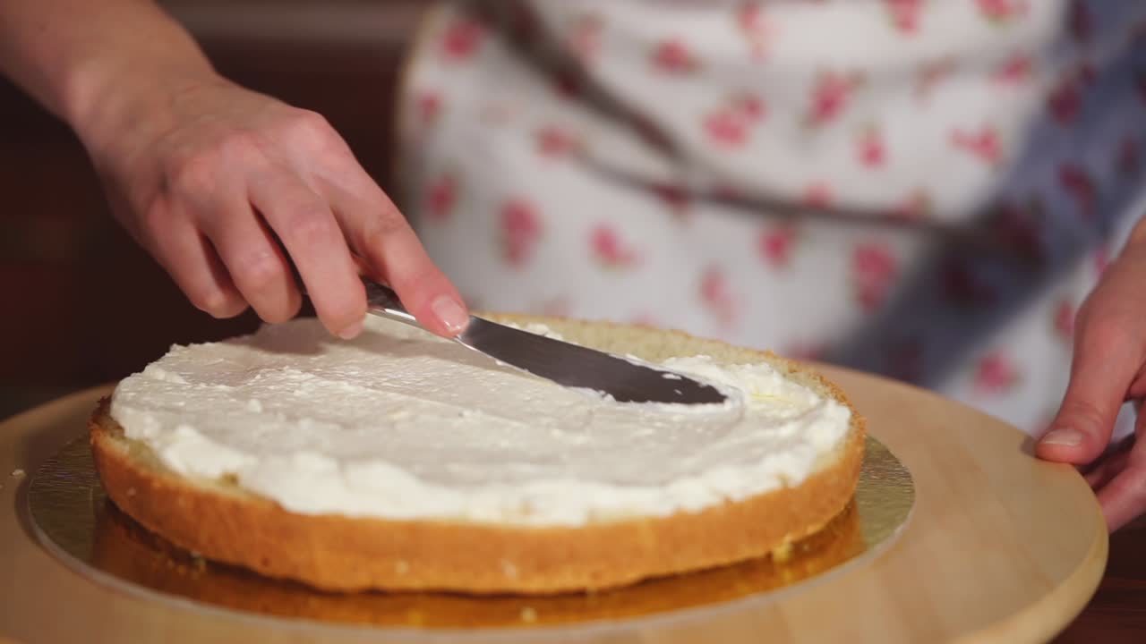 Nainen koristelee kakkua