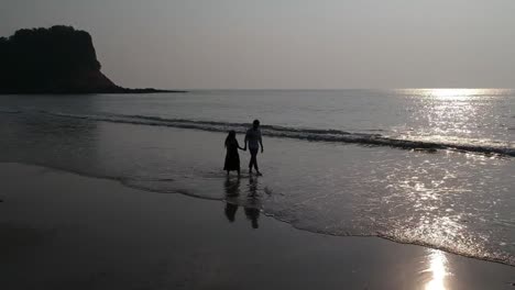 Pareja-Caminando-En-La-Playa---Video-Aéreo-De-Drones