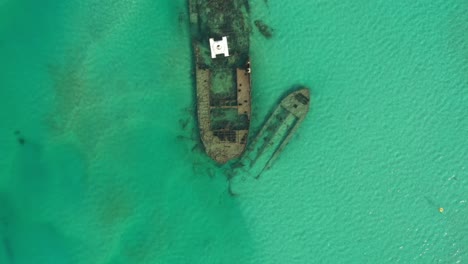 amazing clear water of moreton island