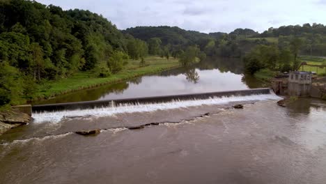 Pequeña-Presa-A-Lo-Largo-Del-Río-Nuevo-Cerca-De-La-Desembocadura-De-Wilson-Virginia