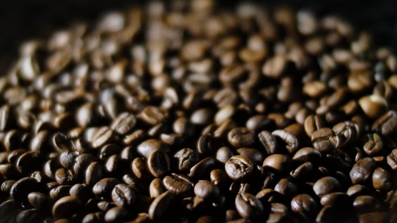 granos de café tostados a la luz suave en 4k