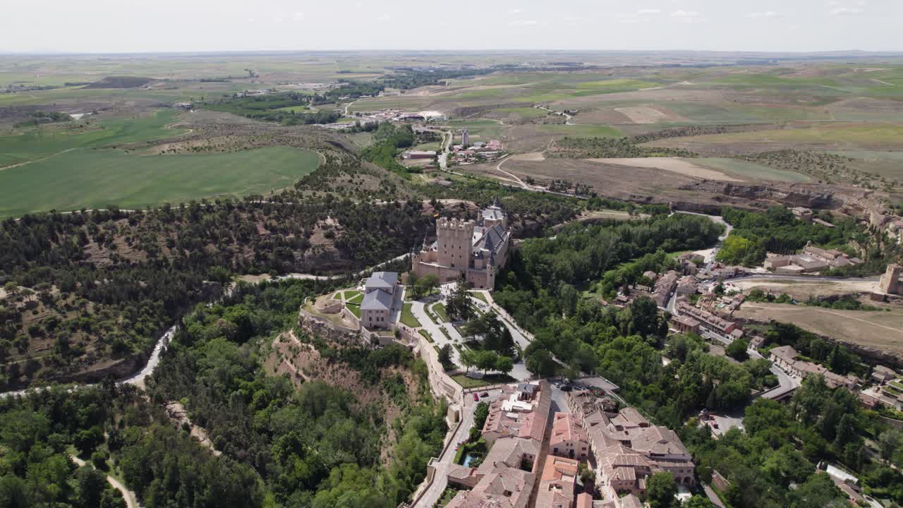 Alcázar di Segovia arroccato sulla cima di una collina, Spagna - Panoramica aerea ampia