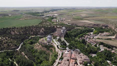 alcázar de segovia encaramado en la cima de una colina, españa - panorámica aérea amplia