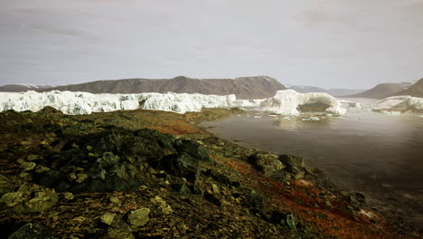 Gigantescas-Estructuras-De-Bloques-De-Hielo-En-La-Arena-Negra-Junto-A-La-Orilla-Del-Mar