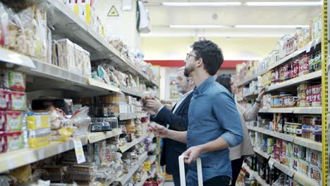 hombre eligiendo bienes en la tienda de comestibles
