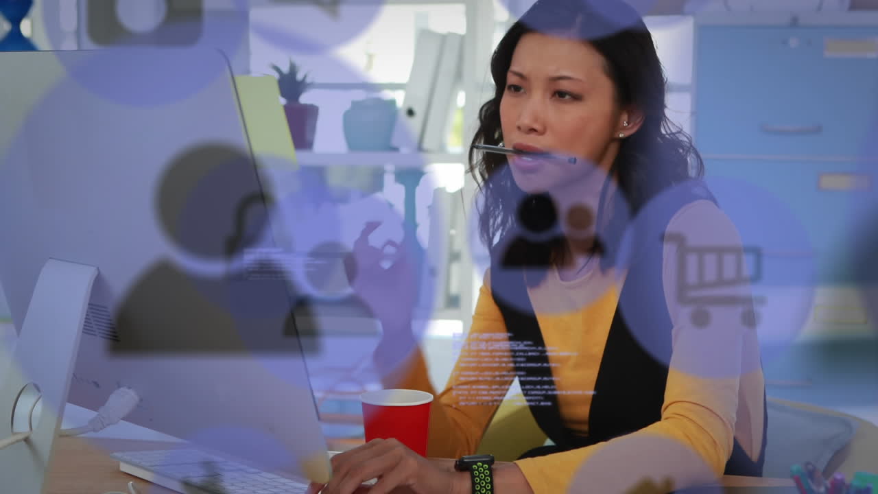 컴퓨터를 사용하여 전화 헤드 ⁇ 을 가진 여성 위에 디지털 온라인 쇼핑 아이콘의 애니메이션