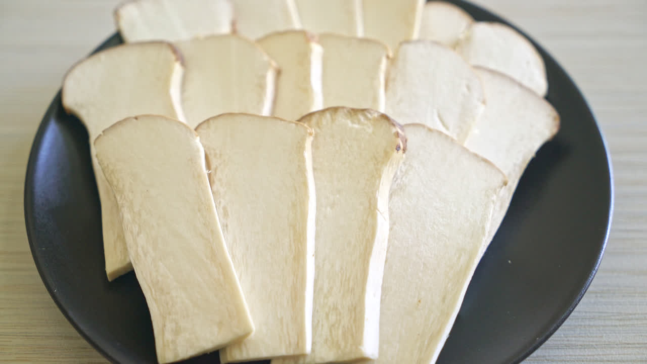 접시에 신선한 새송이버섯 또는 새송이버섯