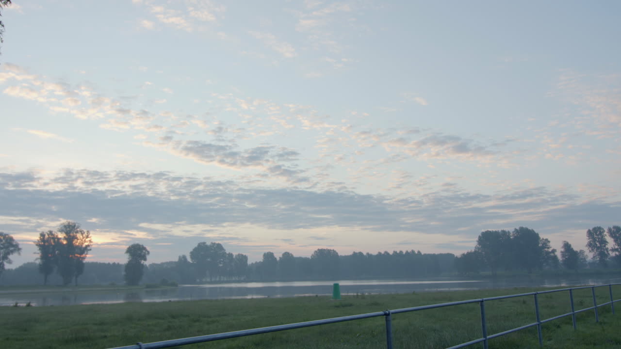아침 일찍 해가 뜨는 아름다운 호수를 지나가며