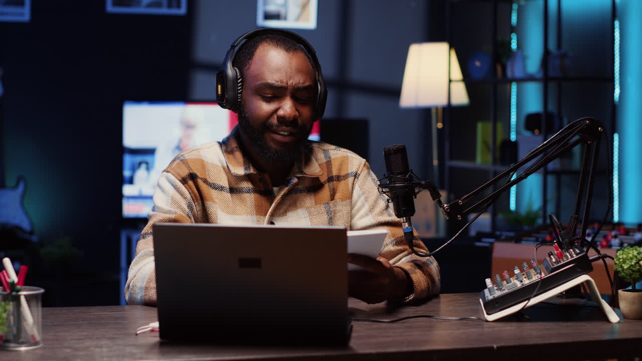 creador de contenido que transmite en vivo en la plataforma de transmisión desde el estudio vibrante