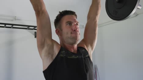 Fitter-Kaukasischer-Mann-Trainiert,-Trainiert,-Hebt-Gewichte-Im-Fitnessstudio