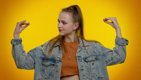 una adolescente cansada e irritada que muestra gestos sin sentido con las manos, chismes, promesas vacías, bla, mentiras