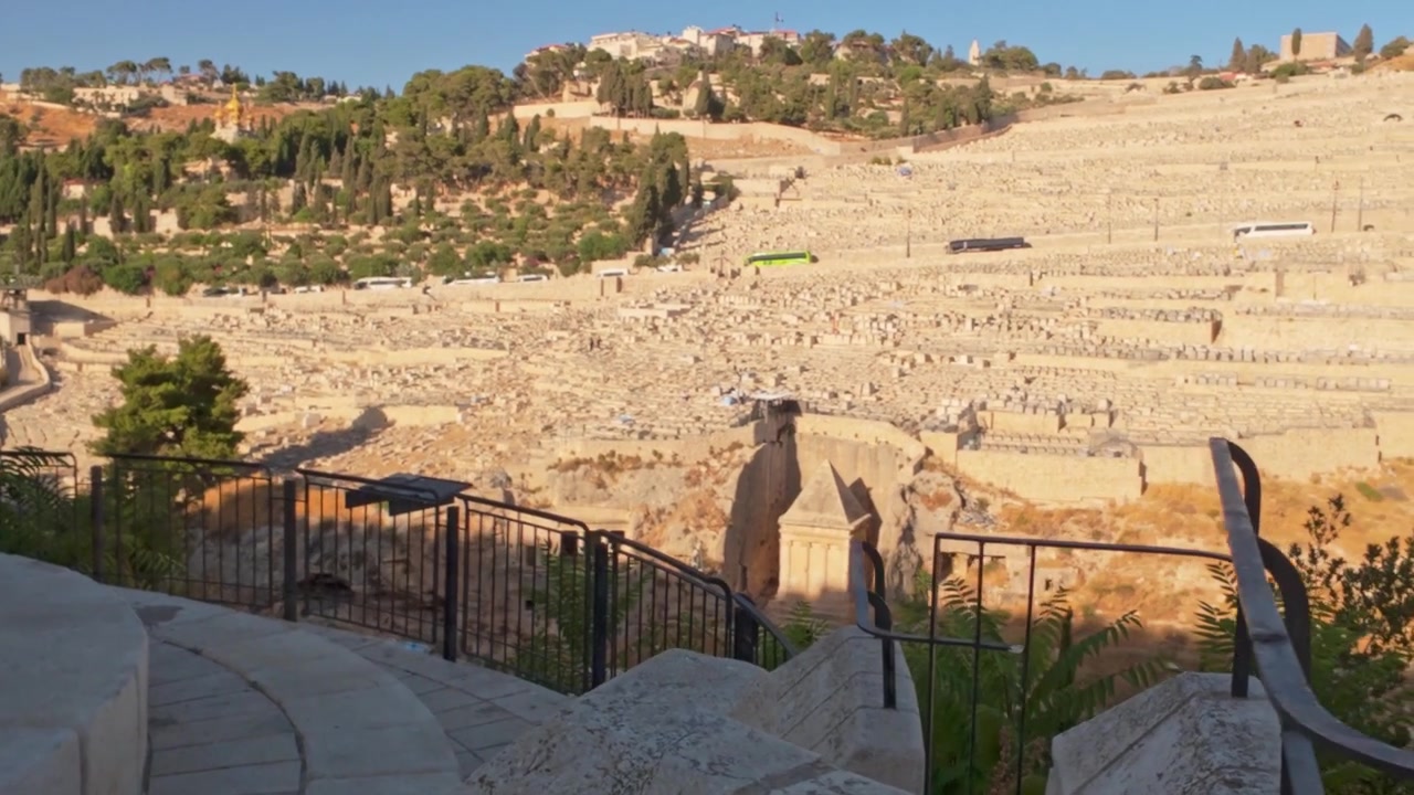 Scendendo gli antichi gradini di pietra a Gerusalemme