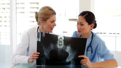 el médico y la enfermera revisan las radiografías.