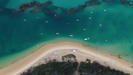 Antena:-Naufragios-De-Tangalooma,-Australia,-Vista-De-Arriba-Hacia-Abajo