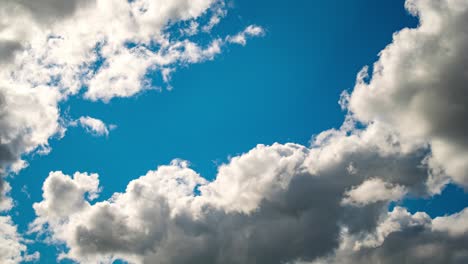 el fondo del cielo azul con unas pequeñas nubes.
