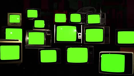 viejos televisores retro encendiendo y apagando pantallas verdes. zoom en. resolución 4k.