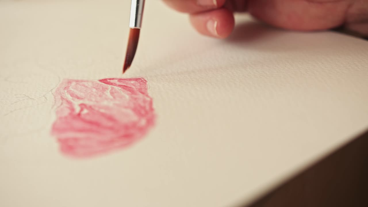 la mano cepilla suavemente la pintura de acuarela roja en el borde del contorno del lápiz