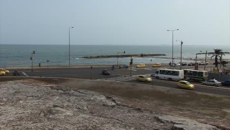 tráfico alrededor de la fortaleza del castillo de san felipe de barajas, cartagena, colombia