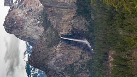 Vertical---Velo-De-Novia-Cae-En-Cascada-A-Través-De-Rocas-En-El-Valle-De-Yosemite,-California