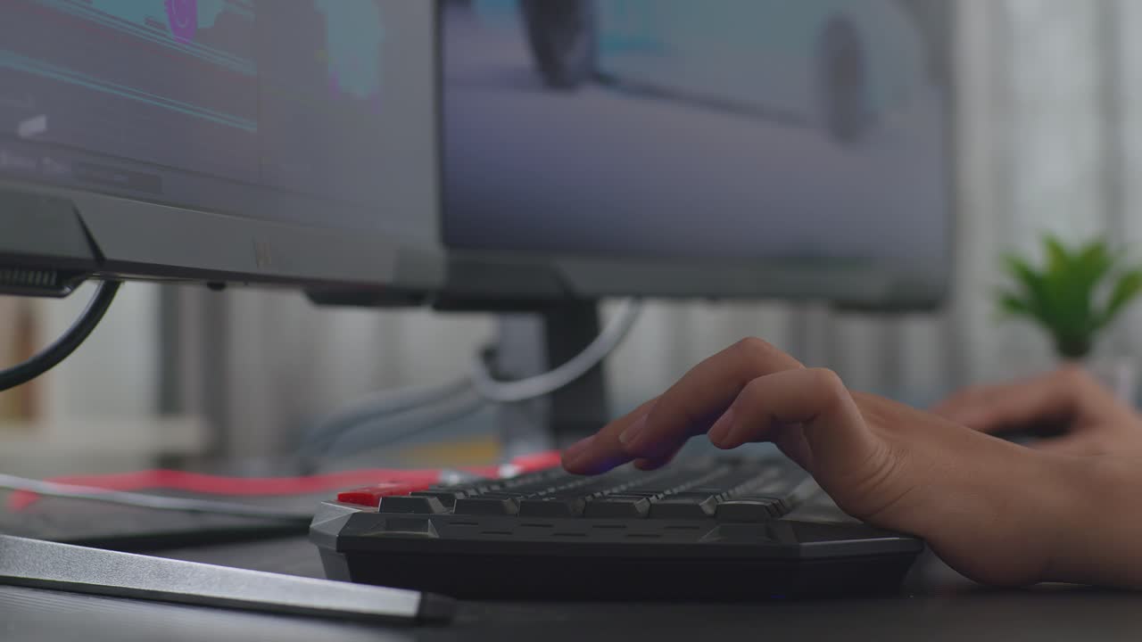cerca de las manos de la mujer tocando el teclado de la computadora de escritorio mientras trabajaba en el modelo 3d del coche ev en el estudio