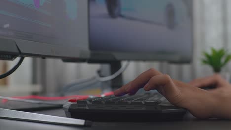 cerca de las manos de la mujer tocando el teclado de la computadora de escritorio mientras trabajaba en el modelo 3d del coche ev en el estudio